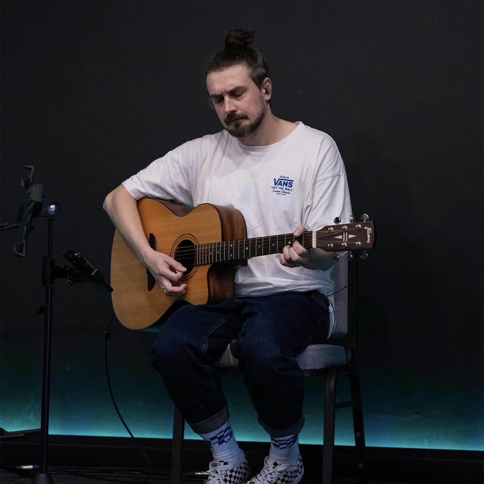 Ludzie siedzący w kręgu na spotkaniu, symbolizujący wspólnotę domową.