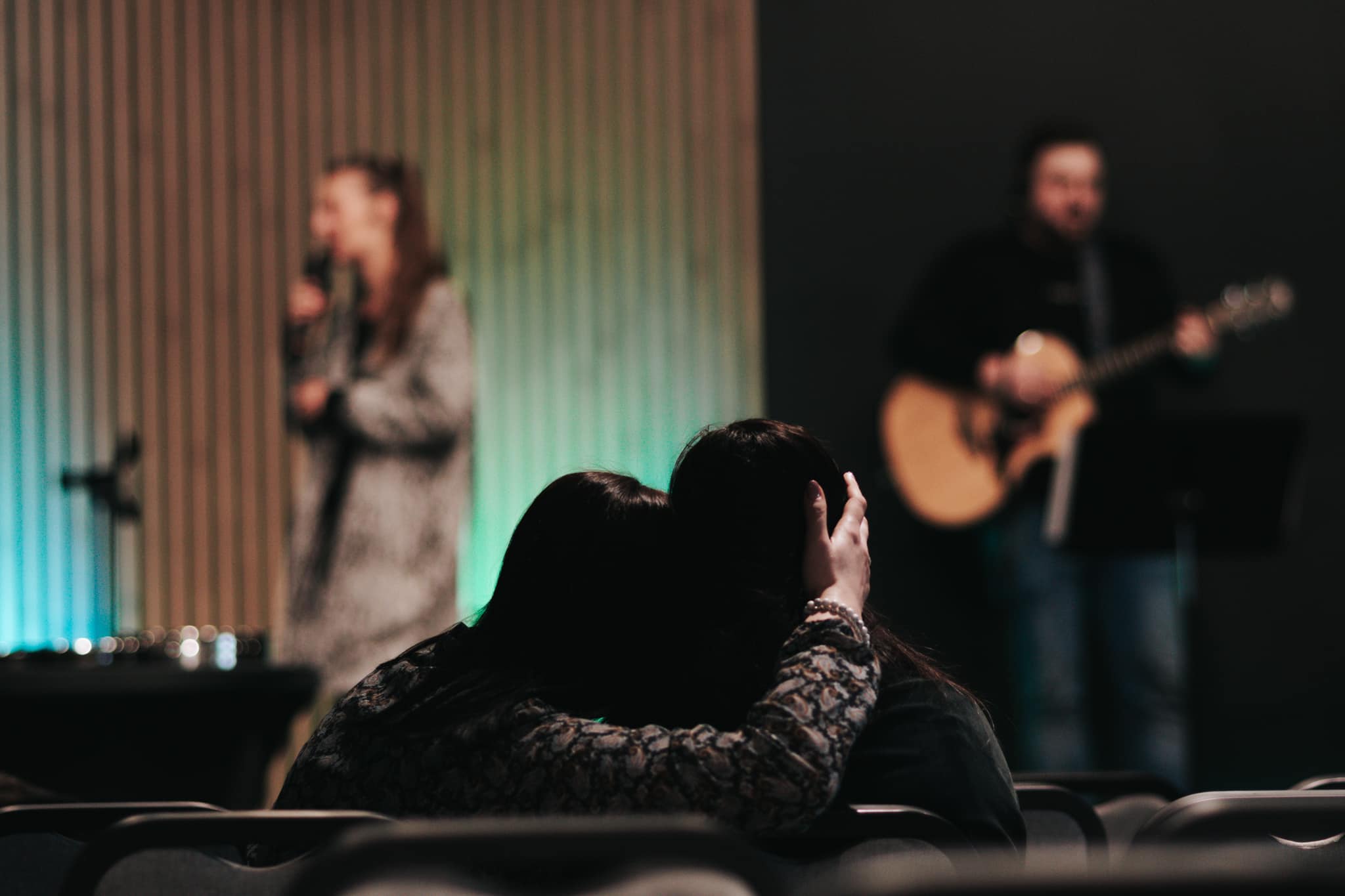 Widok na wzgórza o zachodzie słońca symbolizujący nadzieję.