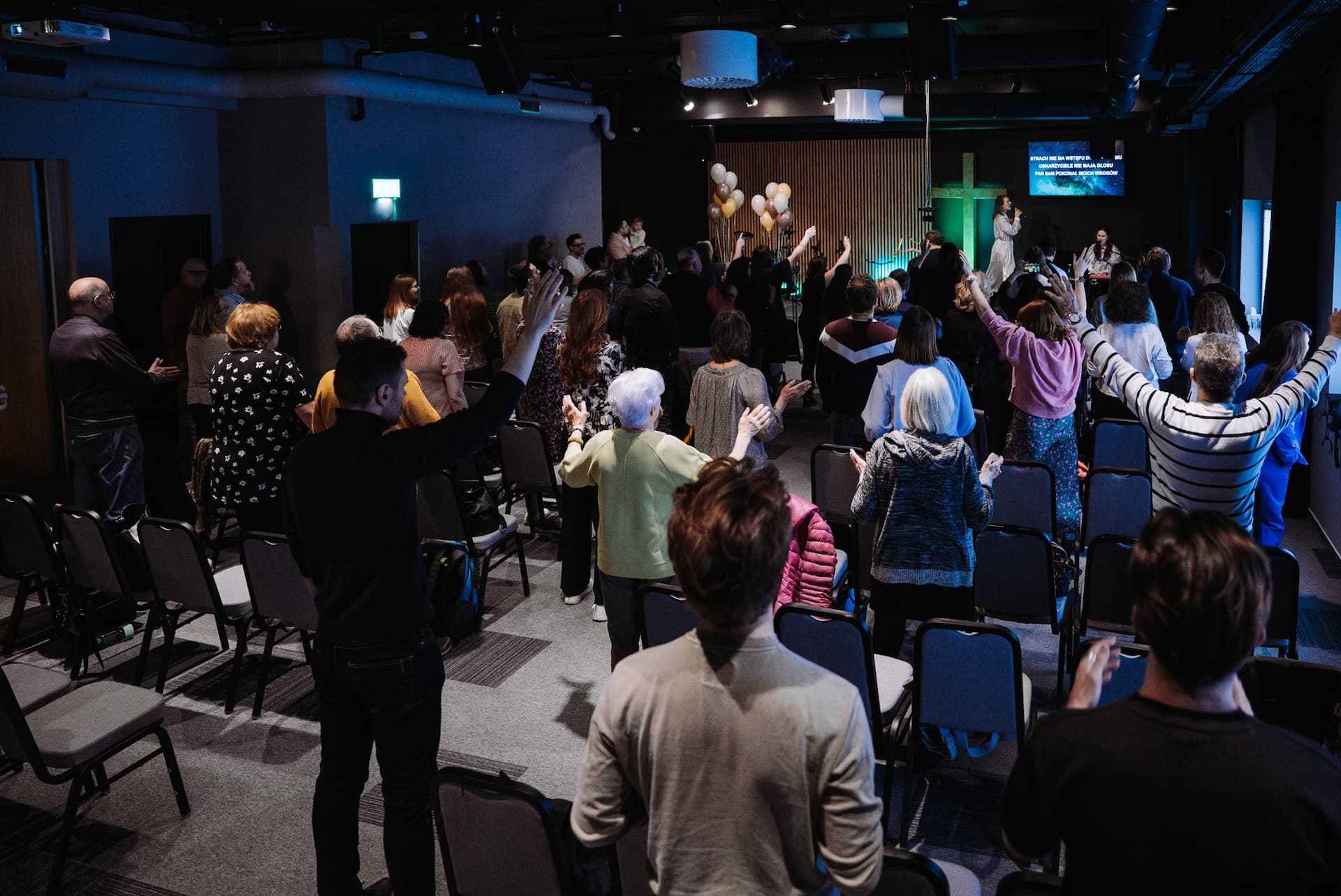 Osoba w zamyśleniu patrząca w niebo, symbolizująca spotkanie z Bogiem.