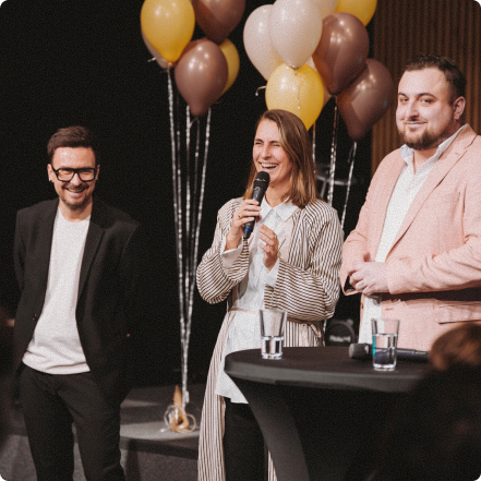 Dwie osoby podające sobie dłonie, symbol jedności.