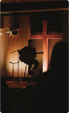 Grupa ludzi na festiwalu, symbolizująca wydarzenia i spotkania.